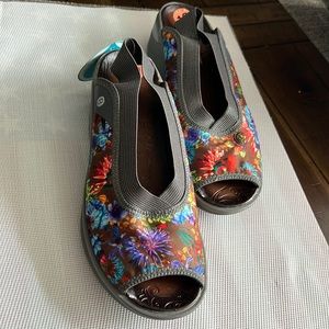 Flower wedge sandals